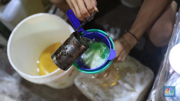 Penjualan Minyak Goreng Pekerja menuang minyak curah milik Tah Lan di pasar Pondok Labu, Jakarta, Rabu, 26/1. Setelah seminggu diberlakukannya kebijakan satu harga, yakni minyak goreng berbanderol Rp 14 ribu per liter, ternyata penyesuaian harga tersebut belum terjadi di pasar tradisional. Satu di antaranya Pasar Jaya Pondok Labu, Jakarta.
Berdasarkan pantauan CNBC Indonesia, Rabu (26/1/2022), harga minyak curah di Pasar Jaya Pondok Labu masih dipatok harga Rp 21 ribu per liternya dan minyak kemasan seharga Rp 20.000 per liter.
Tah Lan, seorang pedagang warung sembako di Pasar Pondok Labu ini menilai kebijakan pemerintah dengan memberikan subsidi harga minyak sudah bagus.