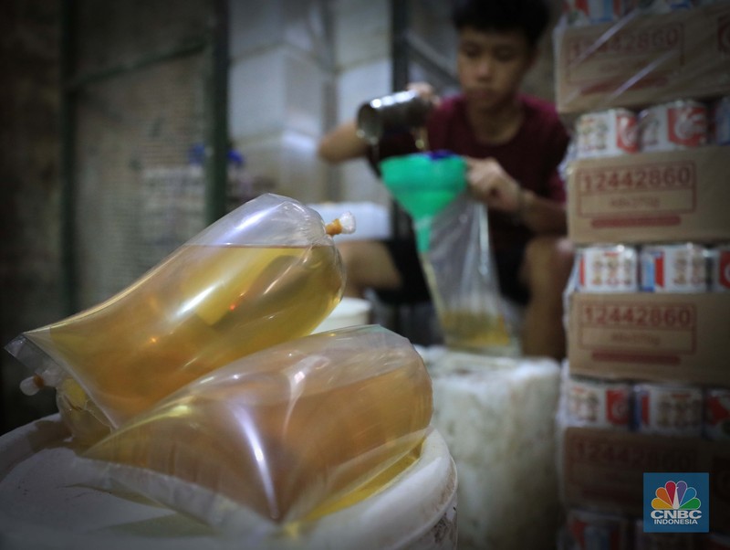 Rak minyak goreng kosong disalah satu Indomaret di Jakarta (CNBC Indonesia/Andrean Kristianto)