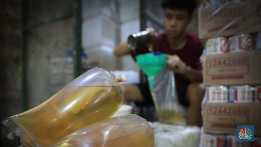 Rak minyak goreng kosong disalah satu Indomaret di Jakarta (CNBC Indonesia/Andrean Kristianto)