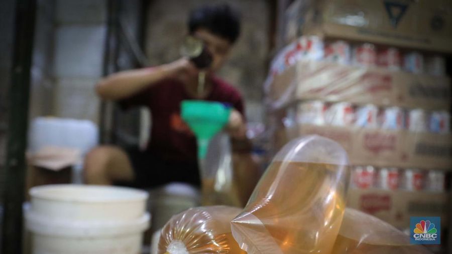 Pekerja menuang minyak curah milik Tah Lan di pasar Pondok Labu, Jakarta, Rabu, 26/1. Setelah seminggu diberlakukannya kebijakan satu harga, yakni minyak goreng berbanderol Rp 14 ribu per liter, ternyata penyesuaian harga tersebut belum terjadi di pasar tradisional. Satu di antaranya Pasar Jaya Pondok Labu, Jakarta.

Berdasarkan pantauan CNBC Indonesia, Rabu (26/1/2022), harga minyak curah di Pasar Jaya Pondok Labu masih dipatok harga Rp 21 ribu per liternya dan minyak kemasan seharga Rp 20.000 per liter. 

Tah Lan, seorang pedagang warung sembako di Pasar Pondok Labu ini menilai kebijakan pemerintah dengan memberikan subsidi harga minyak sudah bagus.

