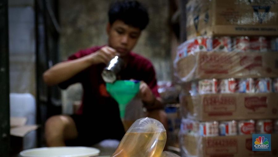 Pekerja menuang minyak curah milik Tah Lan di pasar Pondok Labu, Jakarta, Rabu, 26/1. Setelah seminggu diberlakukannya kebijakan satu harga, yakni minyak goreng berbanderol Rp 14 ribu per liter, ternyata penyesuaian harga tersebut belum terjadi di pasar tradisional. Satu di antaranya Pasar Jaya Pondok Labu, Jakarta.

Berdasarkan pantauan CNBC Indonesia, Rabu (26/1/2022), harga minyak curah di Pasar Jaya Pondok Labu masih dipatok harga Rp 21 ribu per liternya dan minyak kemasan seharga Rp 20.000 per liter. 

Tah Lan, seorang pedagang warung sembako di Pasar Pondok Labu ini menilai kebijakan pemerintah dengan memberikan subsidi harga minyak sudah bagus.


