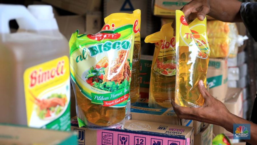 Pekerja menuang minyak curah milik Tah Lan di pasar Pondok Labu, Jakarta, Rabu, 26/1. Setelah seminggu diberlakukannya kebijakan satu harga, yakni minyak goreng berbanderol Rp 14 ribu per liter, ternyata penyesuaian harga tersebut belum terjadi di pasar tradisional. Satu di antaranya Pasar Jaya Pondok Labu, Jakarta.
Berdasarkan pantauan CNBC Indonesia, Rabu (26/1/2022), harga minyak curah di Pasar Jaya Pondok Labu masih dipatok harga Rp 21 ribu per liternya dan minyak kemasan seharga Rp 20.000 per liter.
Tah Lan, seorang pedagang warung sembako di Pasar Pondok Labu ini menilai kebijakan pemerintah dengan memberikan subsidi harga minyak sudah bagus.