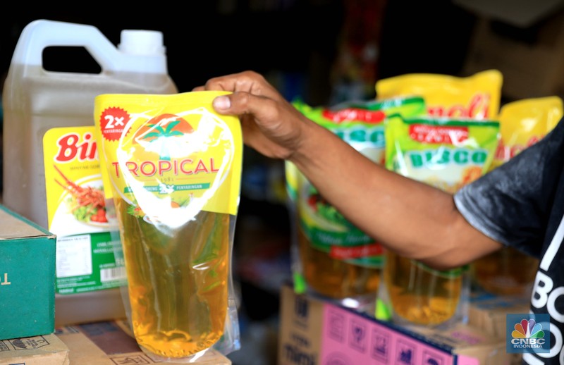Pekerja menuang minyak curah milik Tah Lan di pasar Pondok Labu, Jakarta, Rabu, 26/1. Setelah seminggu diberlakukannya kebijakan satu harga, yakni minyak goreng berbanderol Rp 14 ribu per liter, ternyata penyesuaian harga tersebut belum terjadi di pasar tradisional. Satu di antaranya Pasar Jaya Pondok Labu, Jakarta.

Berdasarkan pantauan CNBC Indonesia, Rabu (26/1/2022), harga minyak curah di Pasar Jaya Pondok Labu masih dipatok harga Rp 21 ribu per liternya dan minyak kemasan seharga Rp 20.000 per liter. 

Tah Lan, seorang pedagang warung sembako di Pasar Pondok Labu ini menilai kebijakan pemerintah dengan memberikan subsidi harga minyak sudah bagus.

