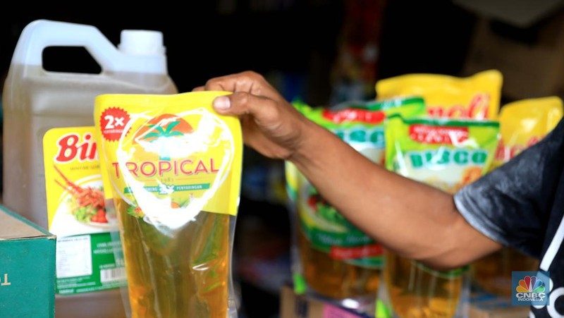 Pekerja menuang minyak curah milik Tah Lan di pasar Pondok Labu, Jakarta, Rabu, 26/1. Setelah seminggu diberlakukannya kebijakan satu harga, yakni minyak goreng berbanderol Rp 14 ribu per liter, ternyata penyesuaian harga tersebut belum terjadi di pasar tradisional. Satu di antaranya Pasar Jaya Pondok Labu, Jakarta.

Berdasarkan pantauan CNBC Indonesia, Rabu (26/1/2022), harga minyak curah di Pasar Jaya Pondok Labu masih dipatok harga Rp 21 ribu per liternya dan minyak kemasan seharga Rp 20.000 per liter. 

Tah Lan, seorang pedagang warung sembako di Pasar Pondok Labu ini menilai kebijakan pemerintah dengan memberikan subsidi harga minyak sudah bagus.

