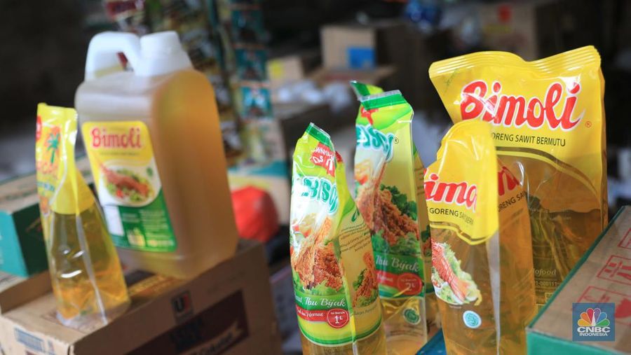 Pekerja menuang minyak curah milik Tah Lan di pasar Pondok Labu, Jakarta, Rabu, 26/1. Setelah seminggu diberlakukannya kebijakan satu harga, yakni minyak goreng berbanderol Rp 14 ribu per liter, ternyata penyesuaian harga tersebut belum terjadi di pasar tradisional. Satu di antaranya Pasar Jaya Pondok Labu, Jakarta.

Berdasarkan pantauan CNBC Indonesia, Rabu (26/1/2022), harga minyak curah di Pasar Jaya Pondok Labu masih dipatok harga Rp 21 ribu per liternya dan minyak kemasan seharga Rp 20.000 per liter. 

Tah Lan, seorang pedagang warung sembako di Pasar Pondok Labu ini menilai kebijakan pemerintah dengan memberikan subsidi harga minyak sudah bagus.

