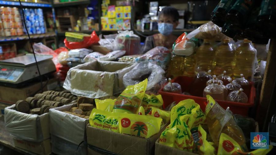 Pekerja menuang minyak curah milik Tah Lan di pasar Pondok Labu, Jakarta, Rabu, 26/1. Setelah seminggu diberlakukannya kebijakan satu harga, yakni minyak goreng berbanderol Rp 14 ribu per liter, ternyata penyesuaian harga tersebut belum terjadi di pasar tradisional. Satu di antaranya Pasar Jaya Pondok Labu, Jakarta.

Berdasarkan pantauan CNBC Indonesia, Rabu (26/1/2022), harga minyak curah di Pasar Jaya Pondok Labu masih dipatok harga Rp 21 ribu per liternya dan minyak kemasan seharga Rp 20.000 per liter. 

Tah Lan, seorang pedagang warung sembako di Pasar Pondok Labu ini menilai kebijakan pemerintah dengan memberikan subsidi harga minyak sudah bagus.

