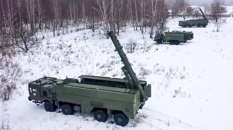 Kapal penjelajah rudal Angkatan Laut Rusia Marshal Ustinov berlayar untuk latihan di Kwilayah Artik, Rabu (26/1/2022). Rusia telah meluncurkan serangkaian latihan di tengah ketegangan atas Ukraina dan mengerahkan sekitar 100.000 tentara di dekat wilayah Ukraina yang memicu kekhawatiran Barat akan invasi. (Russian Defense Ministry Press Service via AP)