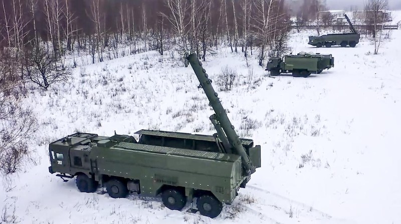 Kapal penjelajah rudal Angkatan Laut Rusia Marshal Ustinov berlayar untuk latihan di Kwilayah Artik, Rabu (26/1/2022). Rusia telah meluncurkan serangkaian latihan di tengah ketegangan atas Ukraina dan mengerahkan sekitar 100.000 tentara di dekat wilayah Ukraina yang memicu kekhawatiran Barat akan invasi. (Russian Defense Ministry Press Service via AP)