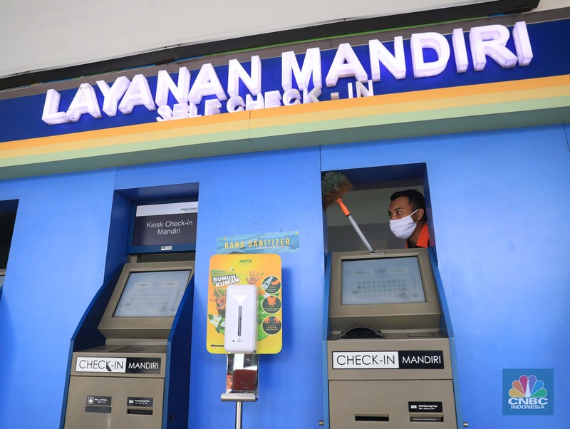Petugas kebersihan membersihkan area di Bandara Halim, Jakarta, Rabu, 26/1/2022. Bandara Halim Perdanakusuma ditutup sementara selama 3,5 bulan mulai 26 Januari 2022. Perpindahan operasional penerbangan pun dilakukan ke 5 bandara penerima. Pantauan CNBC Indonesia di lokasi pukul 09.45 WIB, tampak lobi bandara sepi pengunjung. Di sana hanya terlihat beberapa petugas bandara dan maskapai. Dilokasi tersebut masih ada pelayanan informasi jika calon penumpang masih ada yang datang di Bandara Halim. Sejumlah petugas kebersihan tampak sedang membersihkan area lobi bandara, mulai lantai hingga kursi. Beberapa ruko di samping lobi bandara terlihat tutup, sebagian masih ada yang buka. Sebelumnya, juru bicara Kementerian Perhubungan Adita Irawati mengatakan revitalisasi Bandara Halim dilakukan untuk memperbaiki fasilitas sisi darat maupun udara. Juga dalam rangka meningkatkan aspek keselamatan, keamanan, dan kenyamanan penerbangan. Adapun pekerjaan yang akan dilakukan adalah pembangunan di sisi udara maupun sisi darat, yakni meliputi penyehatan landas pacu (runway) dan landas hubung (taxiway), dan peningkatan kapasitas landas parkir (apron) pesawat udara naratetama (VVIP) dan naratama (VIP). Selain itu, dilakukan renovasi gedung naratetama dan naratama, renovasi bangunan operasi, perbaikan sistem drainase di dalam bandar udara dan penataan fasilitas lainnya. (CNBC Indonesia/ Muhammad Sabki)
