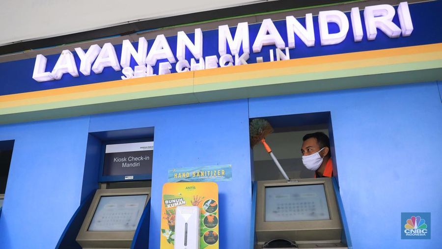 Petugas kebersihan membersihkan area di Bandara Halim, Jakarta, Rabu, 26/1/2022. Bandara Halim Perdanakusuma ditutup sementara selama 3,5 bulan mulai 26 Januari 2022. Perpindahan operasional penerbangan pun dilakukan ke 5 bandara penerima. Pantauan CNBC Indonesia di lokasi pukul 09.45 WIB, tampak lobi bandara sepi pengunjung. Di sana hanya terlihat beberapa petugas bandara dan maskapai. Dilokasi tersebut masih ada pelayanan informasi jika calon penumpang masih ada yang datang di Bandara Halim. Sejumlah petugas kebersihan tampak sedang membersihkan area lobi bandara, mulai lantai hingga kursi. Beberapa ruko di samping lobi bandara terlihat tutup, sebagian masih ada yang buka. Sebelumnya, juru bicara Kementerian Perhubungan Adita Irawati mengatakan revitalisasi Bandara Halim dilakukan untuk memperbaiki fasilitas sisi darat maupun udara. Juga dalam rangka meningkatkan aspek keselamatan, keamanan, dan kenyamanan penerbangan. Adapun pekerjaan yang akan dilakukan adalah pembangunan di sisi udara maupun sisi darat, yakni meliputi penyehatan landas pacu (runway) dan landas hubung (taxiway), dan peningkatan kapasitas landas parkir (apron) pesawat udara naratetama (VVIP) dan naratama (VIP). Selain itu, dilakukan renovasi gedung naratetama dan naratama, renovasi bangunan operasi, perbaikan sistem drainase di dalam bandar udara dan penataan fasilitas lainnya. (CNBC Indonesia/ Muhammad Sabki)