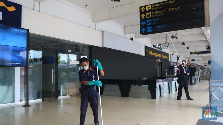 Petugas kebersihan membersihkan area di Bandara Halim, Jakarta, Rabu, 26/1/2022. Bandara Halim Perdanakusuma ditutup sementara selama 3,5 bulan mulai 26 Januari 2022. Perpindahan operasional penerbangan pun dilakukan ke 5 bandara penerima. Pantauan CNBC Indonesia di lokasi pukul 09.45 WIB, tampak lobi bandara sepi pengunjung. Di sana hanya terlihat beberapa petugas bandara dan maskapai. Dilokasi tersebut masih ada pelayanan informasi jika calon penumpang masih ada yang datang di Bandara Halim. Sejumlah petugas kebersihan tampak sedang membersihkan area lobi bandara, mulai lantai hingga kursi. Beberapa ruko di samping lobi bandara terlihat tutup, sebagian masih ada yang buka. Sebelumnya, juru bicara Kementerian Perhubungan Adita Irawati mengatakan revitalisasi Bandara Halim dilakukan untuk memperbaiki fasilitas sisi darat maupun udara. Juga dalam rangka meningkatkan aspek keselamatan, keamanan, dan kenyamanan penerbangan. Adapun pekerjaan yang akan dilakukan adalah pembangunan di sisi udara maupun sisi darat, yakni meliputi penyehatan landas pacu (runway) dan landas hubung (taxiway), dan peningkatan kapasitas landas parkir (apron) pesawat udara naratetama (VVIP) dan naratama (VIP). Selain itu, dilakukan renovasi gedung naratetama dan naratama, renovasi bangunan operasi, perbaikan sistem drainase di dalam bandar udara dan penataan fasilitas lainnya. (CNBC Indonesia/ Muhammad Sabki)