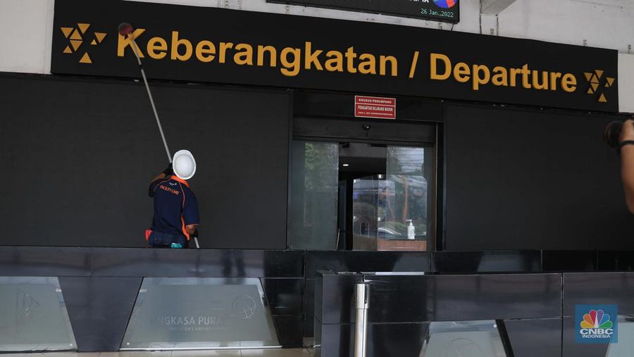 Petugas kebersihan membersihkan area di Bandara Halim, Jakarta, Rabu, 26/1/2022. Bandara Halim Perdanakusuma ditutup sementara selama 3,5 bulan mulai 26 Januari 2022. Perpindahan operasional penerbangan pun dilakukan ke 5 bandara penerima. Pantauan CNBC Indonesia di lokasi pukul 09.45 WIB, tampak lobi bandara sepi pengunjung. Di sana hanya terlihat beberapa petugas bandara dan maskapai. Dilokasi tersebut masih ada pelayanan informasi jika calon penumpang masih ada yang datang di Bandara Halim. Sejumlah petugas kebersihan tampak sedang membersihkan area lobi bandara, mulai lantai hingga kursi. Beberapa ruko di samping lobi bandara terlihat tutup, sebagian masih ada yang buka. Sebelumnya, juru bicara Kementerian Perhubungan Adita Irawati mengatakan revitalisasi Bandara Halim dilakukan untuk memperbaiki fasilitas sisi darat maupun udara. Juga dalam rangka meningkatkan aspek keselamatan, keamanan, dan kenyamanan penerbangan. Adapun pekerjaan yang akan dilakukan adalah pembangunan di sisi udara maupun sisi darat, yakni meliputi penyehatan landas pacu (runway) dan landas hubung (taxiway), dan peningkatan kapasitas landas parkir (apron) pesawat udara naratetama (VVIP) dan naratama (VIP). Selain itu, dilakukan renovasi gedung naratetama dan naratama, renovasi bangunan operasi, perbaikan sistem drainase di dalam bandar udara dan penataan fasilitas lainnya. (CNBC Indonesia/ Muhammad Sabki)