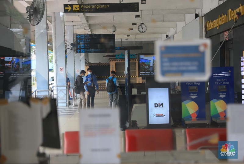 Suasana Bandara Halim Perdanakusuma Saat Penutupan Sementara, Rabu (26/1/2022). Petugas kebersihan membersihkan area di Bandara Halim, Jakarta, Rabu, 26/1/2022. Bandara Halim Perdanakusuma ditutup sementara selama 3,5 bulan mulai 26 Januari 2022. Perpindahan operasional penerbangan pun dilakukan ke 5 bandara penerima. Pantauan CNBC Indonesia di lokasi pukul 09.45 WIB, tampak lobi bandara sepi pengunjung. Di sana hanya terlihat beberapa petugas bandara dan maskapai. Dilokasi tersebut masih ada pelayanan informasi jika calon penumpang masih ada yang datang di Bandara Halim. Sejumlah petugas kebersihan tampak sedang membersihkan area lobi bandara, mulai lantai hingga kursi. Beberapa ruko di samping lobi bandara terlihat tutup, sebagian masih ada yang buka. Sebelumnya, juru bicara Kementerian Perhubungan Adita Irawati mengatakan revitalisasi Bandara Halim dilakukan untuk memperbaiki fasilitas sisi darat maupun udara. Juga dalam rangka meningkatkan aspek keselamatan, keamanan, dan kenyamanan penerbangan. Adapun pekerjaan yang akan dilakukan adalah pembangunan di sisi udara maupun sisi darat, yakni meliputi penyehatan landas pacu (runway) dan landas hubung (taxiway), dan peningkatan kapasitas landas parkir (apron) pesawat udara naratetama (VVIP) dan naratama (VIP). Selain itu, dilakukan renovasi gedung naratetama dan naratama, renovasi bangunan operasi, perbaikan sistem drainase di dalam bandar udara dan penataan fasilitas lainnya. (CNBC Indonesia/ Muhammad Sabki)