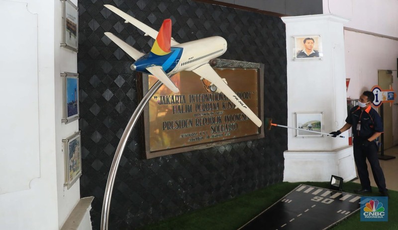 Petugas kebersihan membersihkan area di Bandara Halim, Jakarta, Rabu, 26/1/2022. Bandara Halim Perdanakusuma ditutup sementara selama 3,5 bulan mulai 26 Januari 2022. Perpindahan operasional penerbangan pun dilakukan ke 5 bandara penerima. Pantauan CNBC Indonesia di lokasi pukul 09.45 WIB, tampak lobi bandara sepi pengunjung. Di sana hanya terlihat beberapa petugas bandara dan maskapai. Dilokasi tersebut masih ada pelayanan informasi jika calon penumpang masih ada yang datang di Bandara Halim. Sejumlah petugas kebersihan tampak sedang membersihkan area lobi bandara, mulai lantai hingga kursi. Beberapa ruko di samping lobi bandara terlihat tutup, sebagian masih ada yang buka. Sebelumnya, juru bicara Kementerian Perhubungan Adita Irawati mengatakan revitalisasi Bandara Halim dilakukan untuk memperbaiki fasilitas sisi darat maupun udara. Juga dalam rangka meningkatkan aspek keselamatan, keamanan, dan kenyamanan penerbangan. Adapun pekerjaan yang akan dilakukan adalah pembangunan di sisi udara maupun sisi darat, yakni meliputi penyehatan landas pacu (runway) dan landas hubung (taxiway), dan peningkatan kapasitas landas parkir (apron) pesawat udara naratetama (VVIP) dan naratama (VIP). Selain itu, dilakukan renovasi gedung naratetama dan naratama, renovasi bangunan operasi, perbaikan sistem drainase di dalam bandar udara dan penataan fasilitas lainnya. (CNBC Indonesia/ Muhammad Sabki)