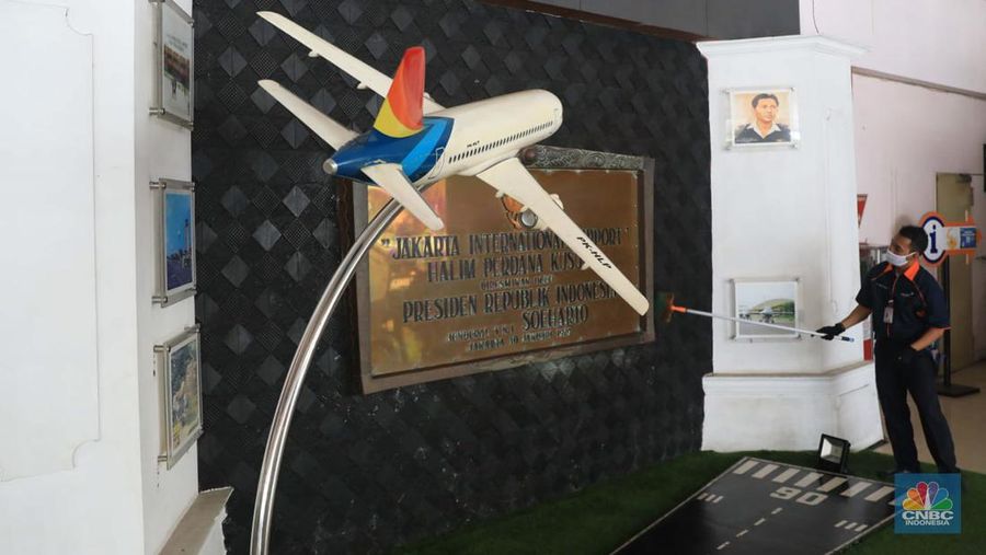 Petugas kebersihan membersihkan area di Bandara Halim, Jakarta, Rabu, 26/1/2022. Bandara Halim Perdanakusuma ditutup sementara selama 3,5 bulan mulai 26 Januari 2022. Perpindahan operasional penerbangan pun dilakukan ke 5 bandara penerima. Pantauan CNBC Indonesia di lokasi pukul 09.45 WIB, tampak lobi bandara sepi pengunjung. Di sana hanya terlihat beberapa petugas bandara dan maskapai. Dilokasi tersebut masih ada pelayanan informasi jika calon penumpang masih ada yang datang di Bandara Halim. Sejumlah petugas kebersihan tampak sedang membersihkan area lobi bandara, mulai lantai hingga kursi. Beberapa ruko di samping lobi bandara terlihat tutup, sebagian masih ada yang buka. Sebelumnya, juru bicara Kementerian Perhubungan Adita Irawati mengatakan revitalisasi Bandara Halim dilakukan untuk memperbaiki fasilitas sisi darat maupun udara. Juga dalam rangka meningkatkan aspek keselamatan, keamanan, dan kenyamanan penerbangan. Adapun pekerjaan yang akan dilakukan adalah pembangunan di sisi udara maupun sisi darat, yakni meliputi penyehatan landas pacu (runway) dan landas hubung (taxiway), dan peningkatan kapasitas landas parkir (apron) pesawat udara naratetama (VVIP) dan naratama (VIP). Selain itu, dilakukan renovasi gedung naratetama dan naratama, renovasi bangunan operasi, perbaikan sistem drainase di dalam bandar udara dan penataan fasilitas lainnya. (CNBC Indonesia/ Muhammad Sabki)