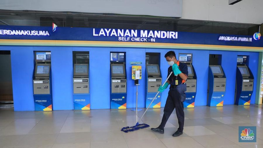 Suasana Bandara Halim Perdanakusuma Saat Penutupan Sementara, Rabu (26/1/2022). Petugas kebersihan membersihkan area di Bandara Halim, Jakarta, Rabu, 26/1/2022. Bandara Halim Perdanakusuma ditutup sementara selama 3,5 bulan mulai 26 Januari 2022. Perpindahan operasional penerbangan pun dilakukan ke 5 bandara penerima. Pantauan CNBC Indonesia di lokasi pukul 09.45 WIB, tampak lobi bandara sepi pengunjung. Di sana hanya terlihat beberapa petugas bandara dan maskapai. Dilokasi tersebut masih ada pelayanan informasi jika calon penumpang masih ada yang datang di Bandara Halim. Sejumlah petugas kebersihan tampak sedang membersihkan area lobi bandara, mulai lantai hingga kursi. Beberapa ruko di samping lobi bandara terlihat tutup, sebagian masih ada yang buka. Sebelumnya, juru bicara Kementerian Perhubungan Adita Irawati mengatakan revitalisasi Bandara Halim dilakukan untuk memperbaiki fasilitas sisi darat maupun udara. Juga dalam rangka meningkatkan aspek keselamatan, keamanan, dan kenyamanan penerbangan. Adapun pekerjaan yang akan dilakukan adalah pembangunan di sisi udara maupun sisi darat, yakni meliputi penyehatan landas pacu (runway) dan landas hubung (taxiway), dan peningkatan kapasitas landas parkir (apron) pesawat udara naratetama (VVIP) dan naratama (VIP). Selain itu, dilakukan renovasi gedung naratetama dan naratama, renovasi bangunan operasi, perbaikan sistem drainase di dalam bandar udara dan penataan fasilitas lainnya. (CNBC Indonesia/ Muhammad Sabki)