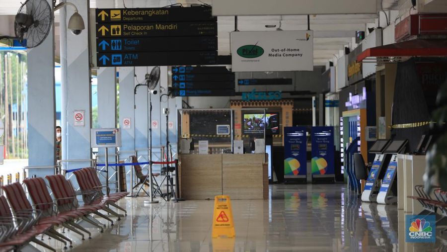 Petugas kebersihan membersihkan area di Bandara Halim, Jakarta, Rabu, 26/1/2022. Bandara Halim Perdanakusuma ditutup sementara selama 3,5 bulan mulai 26 Januari 2022. Perpindahan operasional penerbangan pun dilakukan ke 5 bandara penerima. Pantauan CNBC Indonesia di lokasi pukul 09.45 WIB, tampak lobi bandara sepi pengunjung. Di sana hanya terlihat beberapa petugas bandara dan maskapai. Dilokasi tersebut masih ada pelayanan informasi jika calon penumpang masih ada yang datang di Bandara Halim. Sejumlah petugas kebersihan tampak sedang membersihkan area lobi bandara, mulai lantai hingga kursi. Beberapa ruko di samping lobi bandara terlihat tutup, sebagian masih ada yang buka. Sebelumnya, juru bicara Kementerian Perhubungan Adita Irawati mengatakan revitalisasi Bandara Halim dilakukan untuk memperbaiki fasilitas sisi darat maupun udara. Juga dalam rangka meningkatkan aspek keselamatan, keamanan, dan kenyamanan penerbangan. Adapun pekerjaan yang akan dilakukan adalah pembangunan di sisi udara maupun sisi darat, yakni meliputi penyehatan landas pacu (runway) dan landas hubung (taxiway), dan peningkatan kapasitas landas parkir (apron) pesawat udara naratetama (VVIP) dan naratama (VIP). Selain itu, dilakukan renovasi gedung naratetama dan naratama, renovasi bangunan operasi, perbaikan sistem drainase di dalam bandar udara dan penataan fasilitas lainnya. (CNBC Indonesia/ Muhammad Sabki)