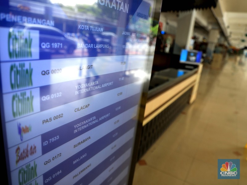 Petugas kebersihan membersihkan area di Bandara Halim, Jakarta, Rabu, 26/1/2022. Bandara Halim Perdanakusuma ditutup sementara selama 3,5 bulan mulai 26 Januari 2022. Perpindahan operasional penerbangan pun dilakukan ke 5 bandara penerima. Pantauan CNBC Indonesia di lokasi pukul 09.45 WIB, tampak lobi bandara sepi pengunjung. Di sana hanya terlihat beberapa petugas bandara dan maskapai. Dilokasi tersebut masih ada pelayanan informasi jika calon penumpang masih ada yang datang di Bandara Halim. Sejumlah petugas kebersihan tampak sedang membersihkan area lobi bandara, mulai lantai hingga kursi. Beberapa ruko di samping lobi bandara terlihat tutup, sebagian masih ada yang buka. Sebelumnya, juru bicara Kementerian Perhubungan Adita Irawati mengatakan revitalisasi Bandara Halim dilakukan untuk memperbaiki fasilitas sisi darat maupun udara. Juga dalam rangka meningkatkan aspek keselamatan, keamanan, dan kenyamanan penerbangan. Adapun pekerjaan yang akan dilakukan adalah pembangunan di sisi udara maupun sisi darat, yakni meliputi penyehatan landas pacu (runway) dan landas hubung (taxiway), dan peningkatan kapasitas landas parkir (apron) pesawat udara naratetama (VVIP) dan naratama (VIP). Selain itu, dilakukan renovasi gedung naratetama dan naratama, renovasi bangunan operasi, perbaikan sistem drainase di dalam bandar udara dan penataan fasilitas lainnya. (CNBC Indonesia/ Muhammad Sabki)
