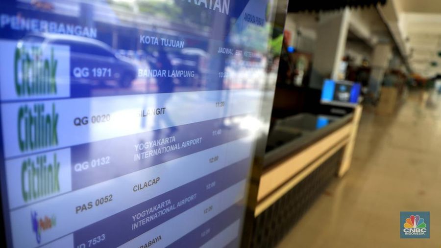 Petugas kebersihan membersihkan area di Bandara Halim, Jakarta, Rabu, 26/1/2022. Bandara Halim Perdanakusuma ditutup sementara selama 3,5 bulan mulai 26 Januari 2022. Perpindahan operasional penerbangan pun dilakukan ke 5 bandara penerima. Pantauan CNBC Indonesia di lokasi pukul 09.45 WIB, tampak lobi bandara sepi pengunjung. Di sana hanya terlihat beberapa petugas bandara dan maskapai. Dilokasi tersebut masih ada pelayanan informasi jika calon penumpang masih ada yang datang di Bandara Halim. Sejumlah petugas kebersihan tampak sedang membersihkan area lobi bandara, mulai lantai hingga kursi. Beberapa ruko di samping lobi bandara terlihat tutup, sebagian masih ada yang buka. Sebelumnya, juru bicara Kementerian Perhubungan Adita Irawati mengatakan revitalisasi Bandara Halim dilakukan untuk memperbaiki fasilitas sisi darat maupun udara. Juga dalam rangka meningkatkan aspek keselamatan, keamanan, dan kenyamanan penerbangan. Adapun pekerjaan yang akan dilakukan adalah pembangunan di sisi udara maupun sisi darat, yakni meliputi penyehatan landas pacu (runway) dan landas hubung (taxiway), dan peningkatan kapasitas landas parkir (apron) pesawat udara naratetama (VVIP) dan naratama (VIP). Selain itu, dilakukan renovasi gedung naratetama dan naratama, renovasi bangunan operasi, perbaikan sistem drainase di dalam bandar udara dan penataan fasilitas lainnya. (CNBC Indonesia/ Muhammad Sabki)