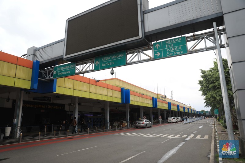 Petugas kebersihan membersihkan area di Bandara Halim, Jakarta, Rabu, 26/1/2022. Bandara Halim Perdanakusuma ditutup sementara selama 3,5 bulan mulai 26 Januari 2022. Perpindahan operasional penerbangan pun dilakukan ke 5 bandara penerima. Pantauan CNBC Indonesia di lokasi pukul 09.45 WIB, tampak lobi bandara sepi pengunjung. Di sana hanya terlihat beberapa petugas bandara dan maskapai. Dilokasi tersebut masih ada pelayanan informasi jika calon penumpang masih ada yang datang di Bandara Halim. Sejumlah petugas kebersihan tampak sedang membersihkan area lobi bandara, mulai lantai hingga kursi. Beberapa ruko di samping lobi bandara terlihat tutup, sebagian masih ada yang buka. Sebelumnya, juru bicara Kementerian Perhubungan Adita Irawati mengatakan revitalisasi Bandara Halim dilakukan untuk memperbaiki fasilitas sisi darat maupun udara. Juga dalam rangka meningkatkan aspek keselamatan, keamanan, dan kenyamanan penerbangan. Adapun pekerjaan yang akan dilakukan adalah pembangunan di sisi udara maupun sisi darat, yakni meliputi penyehatan landas pacu (runway) dan landas hubung (taxiway), dan peningkatan kapasitas landas parkir (apron) pesawat udara naratetama (VVIP) dan naratama (VIP). Selain itu, dilakukan renovasi gedung naratetama dan naratama, renovasi bangunan operasi, perbaikan sistem drainase di dalam bandar udara dan penataan fasilitas lainnya. (CNBC Indonesia/ Muhammad Sabki)