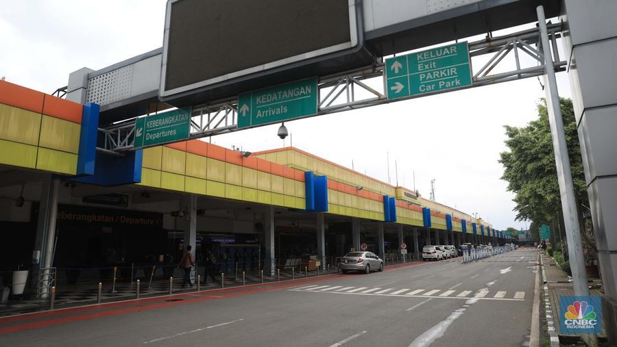 Petugas kebersihan membersihkan area di Bandara Halim, Jakarta, Rabu, 26/1/2022. Bandara Halim Perdanakusuma ditutup sementara selama 3,5 bulan mulai 26 Januari 2022. Perpindahan operasional penerbangan pun dilakukan ke 5 bandara penerima. Pantauan CNBC Indonesia di lokasi pukul 09.45 WIB, tampak lobi bandara sepi pengunjung. Di sana hanya terlihat beberapa petugas bandara dan maskapai. Dilokasi tersebut masih ada pelayanan informasi jika calon penumpang masih ada yang datang di Bandara Halim. Sejumlah petugas kebersihan tampak sedang membersihkan area lobi bandara, mulai lantai hingga kursi. Beberapa ruko di samping lobi bandara terlihat tutup, sebagian masih ada yang buka. Sebelumnya, juru bicara Kementerian Perhubungan Adita Irawati mengatakan revitalisasi Bandara Halim dilakukan untuk memperbaiki fasilitas sisi darat maupun udara. Juga dalam rangka meningkatkan aspek keselamatan, keamanan, dan kenyamanan penerbangan. Adapun pekerjaan yang akan dilakukan adalah pembangunan di sisi udara maupun sisi darat, yakni meliputi penyehatan landas pacu (runway) dan landas hubung (taxiway), dan peningkatan kapasitas landas parkir (apron) pesawat udara naratetama (VVIP) dan naratama (VIP). Selain itu, dilakukan renovasi gedung naratetama dan naratama, renovasi bangunan operasi, perbaikan sistem drainase di dalam bandar udara dan penataan fasilitas lainnya. (CNBC Indonesia/ Muhammad Sabki)