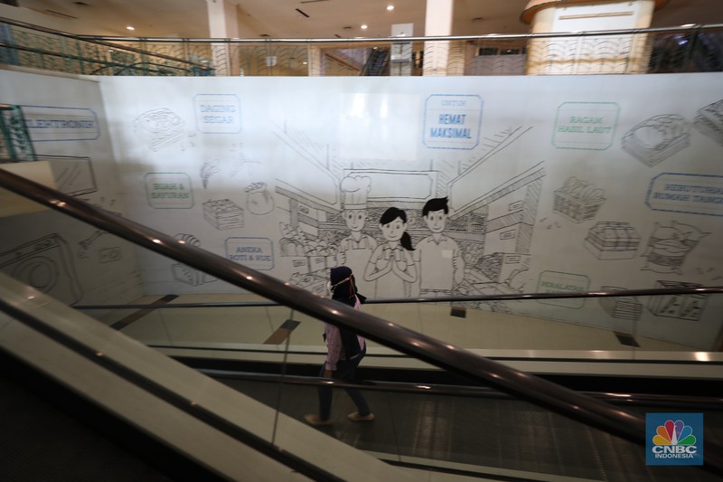 Suasana Great Western Grand Serpong Mall di kawasan Serpong, Suasana hening di Great Western Grand Serpong Mall di kawasan Serpong, Tangerang, Banten, Selasa (25/1/2022).
Pusat perbelanjaan ini ditinggalkan pengunjungnya. Selain itu, buruknya pengelolaan menjadi salah satu penyebab pusat perbelanjaan ditinggalkan juga oleh penyewanya.
Ketika memasuki mal, pengunjung langsung diperlihatkan dengan eskalator mati (tak berfungsi) dan tak layak digunakan.
Deretan ruko kosong semua tertutup rapat sedangkan meja kursi dibereskan diluar ruko yang tertutup.
Menurut beberapa petugas dan karyawan food court mengatakan