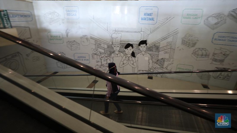 Suasana hening di Great Western Grand Serpong Mall di kawasan Serpong, Tangerang, Banten, Selasa (25/1/2022).   
Pusat perbelanjaan ini ditinggalkan pengunjungnya. Selain itu, buruknya pengelolaan menjadi salah satu penyebab pusat perbelanjaan ditinggalkan juga oleh penyewanya. 
Ketika memasuki mal, pengunjung langsung diperlihatkan dengan eskalator mati (tak berfungsi) dan tak layak digunakan. 
Deretan ruko kosong semua tertutup rapat sedangkan meja kursi dibereskan diluar ruko yang tertutup. 
Menurut beberapa petugas dan karyawan food court mengatakan 