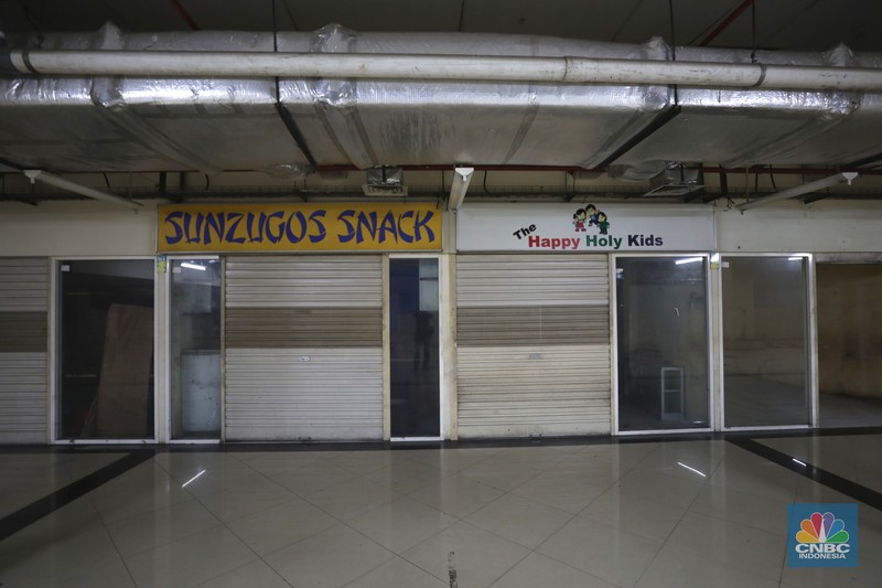 Suasana hening di Great Western Grand Serpong Mall di kawasan Serpong, Tangerang, Banten, Selasa (25/1/2022).   
Pusat perbelanjaan ini ditinggalkan pengunjungnya. Selain itu, buruknya pengelolaan menjadi salah satu penyebab pusat perbelanjaan ditinggalkan juga oleh penyewanya. 
Ketika memasuki mal, pengunjung langsung diperlihatkan dengan eskalator mati (tak berfungsi) dan tak layak digunakan. 
Deretan ruko kosong semua tertutup rapat sedangkan meja kursi dibereskan diluar ruko yang tertutup. 
Menurut beberapa petugas dan karyawan food court mengatakan 