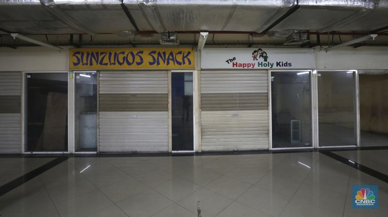 Suasana hening di Great Western Grand Serpong Mall di kawasan Serpong, Tangerang, Banten, Selasa (25/1/2022).   
Pusat perbelanjaan ini ditinggalkan pengunjungnya. Selain itu, buruknya pengelolaan menjadi salah satu penyebab pusat perbelanjaan ditinggalkan juga oleh penyewanya. 
Ketika memasuki mal, pengunjung langsung diperlihatkan dengan eskalator mati (tak berfungsi) dan tak layak digunakan. 
Deretan ruko kosong semua tertutup rapat sedangkan meja kursi dibereskan diluar ruko yang tertutup. 
Menurut beberapa petugas dan karyawan food court mengatakan 