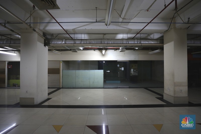 Suasana Great Western Grand Serpong Mall di kawasan Serpong, Suasana hening di Great Western Grand Serpong Mall di kawasan Serpong, Tangerang, Banten, Selasa (25/1/2022).
Pusat perbelanjaan ini ditinggalkan pengunjungnya. Selain itu, buruknya pengelolaan menjadi salah satu penyebab pusat perbelanjaan ditinggalkan juga oleh penyewanya.
Ketika memasuki mal, pengunjung langsung diperlihatkan dengan eskalator mati (tak berfungsi) dan tak layak digunakan.
Deretan ruko kosong semua tertutup rapat sedangkan meja kursi dibereskan diluar ruko yang tertutup.
Menurut beberapa petugas dan karyawan food court mengatakan