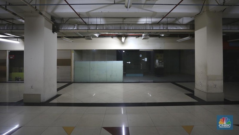 Suasana hening di Great Western Grand Serpong Mall di kawasan Serpong, Tangerang, Banten, Selasa (25/1/2022).   
Pusat perbelanjaan ini ditinggalkan pengunjungnya. Selain itu, buruknya pengelolaan menjadi salah satu penyebab pusat perbelanjaan ditinggalkan juga oleh penyewanya. 
Ketika memasuki mal, pengunjung langsung diperlihatkan dengan eskalator mati (tak berfungsi) dan tak layak digunakan. 
Deretan ruko kosong semua tertutup rapat sedangkan meja kursi dibereskan diluar ruko yang tertutup. 
Menurut beberapa petugas dan karyawan food court mengatakan 