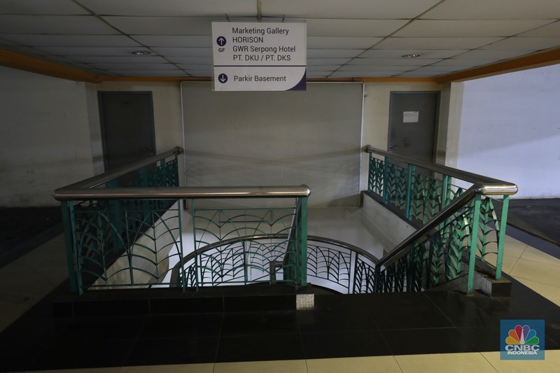 Suasana Great Western Grand Serpong Mall di kawasan Serpong, Suasana hening di Great Western Grand Serpong Mall di kawasan Serpong, Tangerang, Banten, Selasa (25/1/2022).
Pusat perbelanjaan ini ditinggalkan pengunjungnya. Selain itu, buruknya pengelolaan menjadi salah satu penyebab pusat perbelanjaan ditinggalkan juga oleh penyewanya.
Ketika memasuki mal, pengunjung langsung diperlihatkan dengan eskalator mati (tak berfungsi) dan tak layak digunakan.
Deretan ruko kosong semua tertutup rapat sedangkan meja kursi dibereskan diluar ruko yang tertutup.
Menurut beberapa petugas dan karyawan food court mengatakan