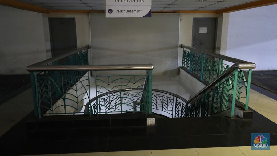Suasana hening di Great Western Grand Serpong Mall di kawasan Serpong, Tangerang, Banten, Selasa (25/1/2022).   
Pusat perbelanjaan ini ditinggalkan pengunjungnya. Selain itu, buruknya pengelolaan menjadi salah satu penyebab pusat perbelanjaan ditinggalkan juga oleh penyewanya. 
Ketika memasuki mal, pengunjung langsung diperlihatkan dengan eskalator mati (tak berfungsi) dan tak layak digunakan. 
Deretan ruko kosong semua tertutup rapat sedangkan meja kursi dibereskan diluar ruko yang tertutup. 
Menurut beberapa petugas dan karyawan food court mengatakan 