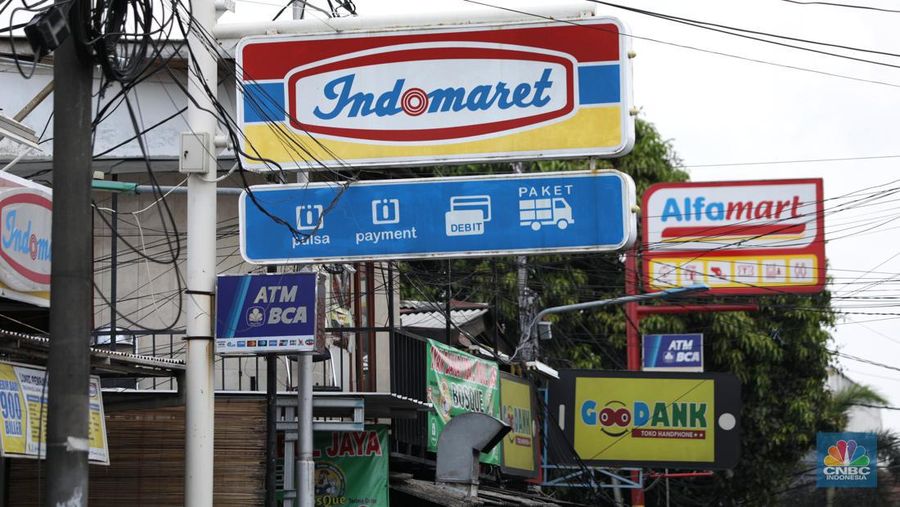 Sejumlah warga melewati toko Indomaret dan Alfamart yang berlokasi di Sukabumi Utara, Jakarta Barat, Kamis (27/1/2022). Indomaret dan Alfamart mungkin terlihat selalu berdekatan yang memiliki banyak persamaan. Namun, keduanya mengakui bahwa mereka memiliki keunggulannya masing-masing. Ada yang mengusung keunggulan dari segi harga lebih murah, kapasitas toko lebih luas, pelayanan lebih ramah atau kenyamanan suasana. Pantauan dilokasi Indomaret dan Alfamart berdekatan dan bersampingan berlada di berbagai lokasi contohnya, Petukangan Utara, Kreo, Duri Kosambi dan Kebon Jeruk. (վ/Tri Susilo)