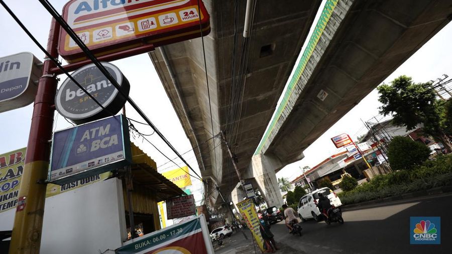 Sejumlah warga melewati toko Indomaret dan Alfamart yang berlokasi di Sukabumi Utara, Jakarta Barat, Kamis (27/1/2022). Indomaret dan Alfamart mungkin terlihat selalu berdekatan yang memiliki banyak persamaan. Namun, keduanya mengakui bahwa mereka memiliki keunggulannya masing-masing. Ada yang mengusung keunggulan dari segi harga lebih murah, kapasitas toko lebih luas, pelayanan lebih ramah atau kenyamanan suasana. Pantauan dilokasi Indomaret dan Alfamart berdekatan dan bersampingan berlada di berbagai lokasi contohnya, Petukangan Utara, Kreo, Duri Kosambi dan Kebon Jeruk. (CNBC Indonesia/Tri Susilo)