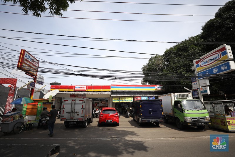 Alfamart dan Indomaret Sejumlah warga melewati toko Indomaret dan Alfamart yang berlokasi di Sukabumi Utara, Jakarta Barat, Kamis (27/1/2022). Indomaret dan Alfamart mungkin terlihat selalu berdekatan yang memiliki banyak persamaan. Namun, keduanya mengakui bahwa mereka memiliki keunggulannya masing-masing. Ada yang mengusung keunggulan dari segi harga lebih murah, kapasitas toko lebih luas, pelayanan lebih ramah atau kenyamanan suasana. Pantauan dilokasi Indomaret dan Alfamart berdekatan dan bersampingan berlada di berbagai lokasi contohnya, Petukangan Utara, Kreo, Duri Kosambi dan Kebon Jeruk. (CNBC Indonesia/Tri Susilo)