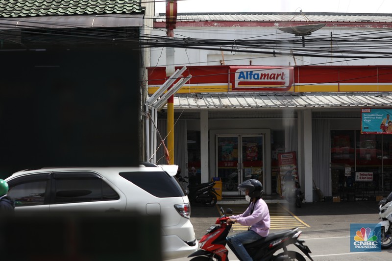 Alfamart dan Indomaret Sejumlah warga melewati toko Indomaret dan Alfamart yang berlokasi di Sukabumi Utara, Jakarta Barat, Kamis (27/1/2022). Indomaret dan Alfamart mungkin terlihat selalu berdekatan yang memiliki banyak persamaan. Namun, keduanya mengakui bahwa mereka memiliki keunggulannya masing-masing. Ada yang mengusung keunggulan dari segi harga lebih murah, kapasitas toko lebih luas, pelayanan lebih ramah atau kenyamanan suasana. Pantauan dilokasi Indomaret dan Alfamart berdekatan dan bersampingan berlada di berbagai lokasi contohnya, Petukangan Utara, Kreo, Duri Kosambi dan Kebon Jeruk. (CNBC Indonesia/Tri Susilo)