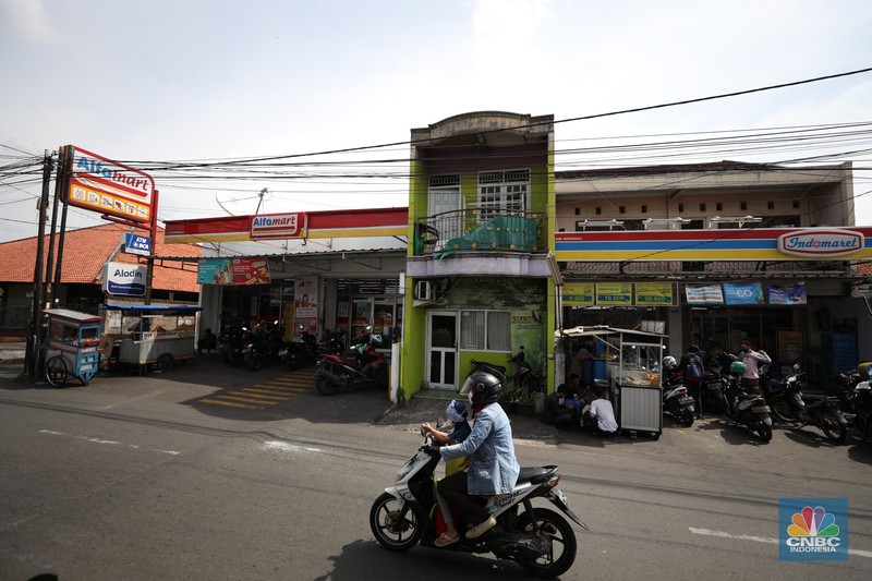 Alfamart dan Indomaret Sejumlah warga melewati toko Indomaret dan Alfamart yang berlokasi di Sukabumi Utara, Jakarta Barat, Kamis (27/1/2022). Indomaret dan Alfamart mungkin terlihat selalu berdekatan yang memiliki banyak persamaan. Namun, keduanya mengakui bahwa mereka memiliki keunggulannya masing-masing. Ada yang mengusung keunggulan dari segi harga lebih murah, kapasitas toko lebih luas, pelayanan lebih ramah atau kenyamanan suasana. Pantauan dilokasi Indomaret dan Alfamart berdekatan dan bersampingan berlada di berbagai lokasi contohnya, Petukangan Utara, Kreo, Duri Kosambi dan Kebon Jeruk. (CNBC Indonesia/Tri Susilo)