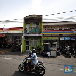 Terkuak Mengapa Indomaret & Alfamart Berdempetan Padahal Rival