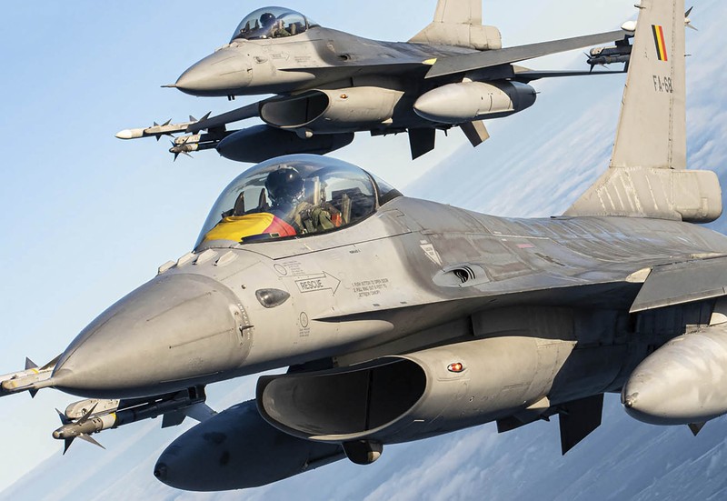 Jet tempur F-16 Angkatan Udara Belgia yang berpartisipasi dalam Misi Udara Baltik NATO beroperasi di wilayah udara Lithuania In this photo provided by Lithuanian Ministry of National Defense, Belgium Air Force F-16 fighter jet participating in NATO's Baltic Air Policing Mission, operates in Lithuanian airspace, Tuesday, Jan. 25, 2022. The NATO defence alliance on Monday said it was dispatching additional fighter jets and ships to Eastern Europe amid tensions with Russia. (Lithuanian Ministry of National Defense via AP)