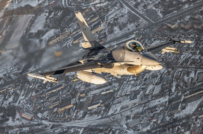 Jet tempur F-16 Angkatan Udara Belgia yang berpartisipasi dalam Misi Udara Baltik NATO beroperasi di wilayah udara Lithuania In this photo provided by Lithuanian Ministry of National Defense, Belgium Air Force F-16 fighter jet participating in NATO's Baltic Air Policing Mission, operates in Lithuanian airspace, Tuesday, Jan. 25, 2022. The NATO defence alliance on Monday said it was dispatching additional fighter jets and ships to Eastern Europe amid tensions with Russia. (Lithuanian Ministry of National Defense via AP)