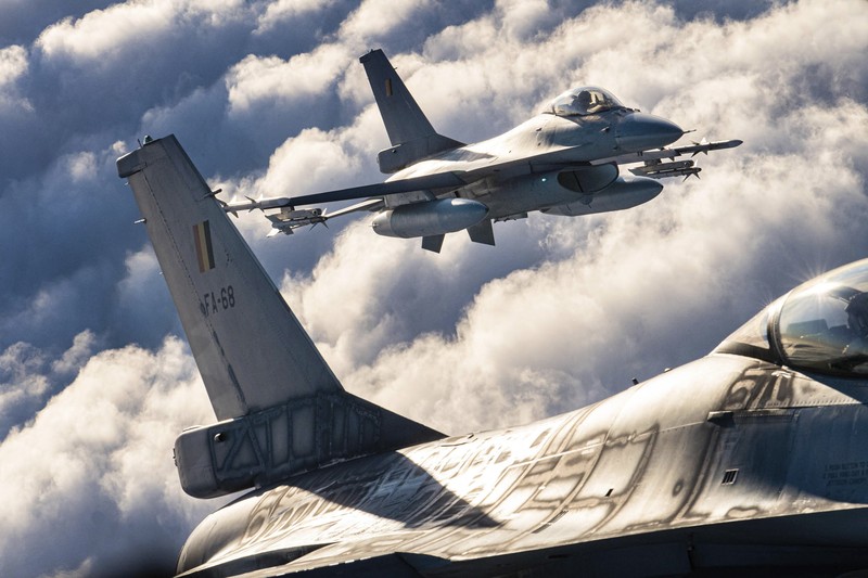 Jet tempur F-16 Angkatan Udara Belgia yang berpartisipasi dalam Misi Udara Baltik NATO beroperasi di wilayah udara Lithuania In this photo provided by Lithuanian Ministry of National Defense, Belgium Air Force F-16 fighter jet participating in NATO's Baltic Air Policing Mission, operates in Lithuanian airspace, Tuesday, Jan. 25, 2022. The NATO defence alliance on Monday said it was dispatching additional fighter jets and ships to Eastern Europe amid tensions with Russia. (Lithuanian Ministry of National Defense via AP)