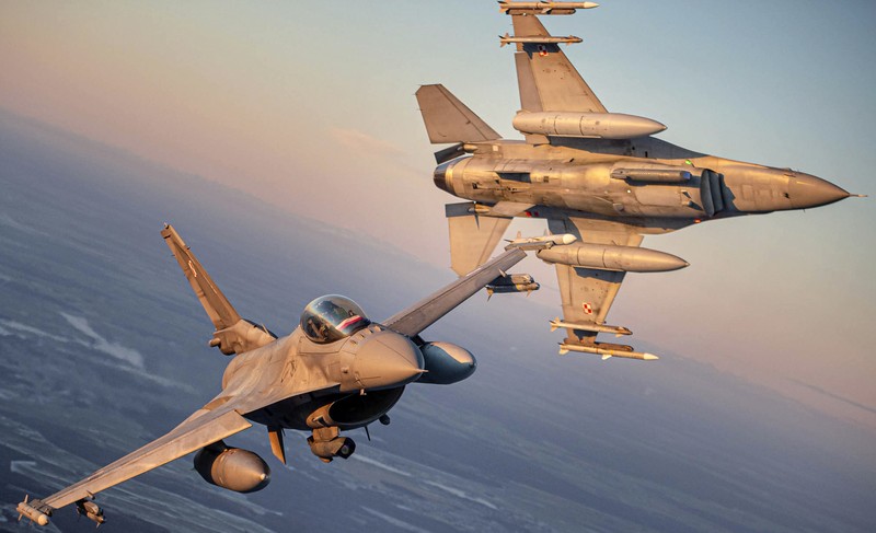 Jet tempur F-16 Angkatan Udara Belgia yang berpartisipasi dalam Misi Udara Baltik NATO beroperasi di wilayah udara Lithuania In this photo provided by Lithuanian Ministry of National Defense, Belgium Air Force F-16 fighter jet participating in NATO's Baltic Air Policing Mission, operates in Lithuanian airspace, Tuesday, Jan. 25, 2022. The NATO defence alliance on Monday said it was dispatching additional fighter jets and ships to Eastern Europe amid tensions with Russia. (Lithuanian Ministry of National Defense via AP)