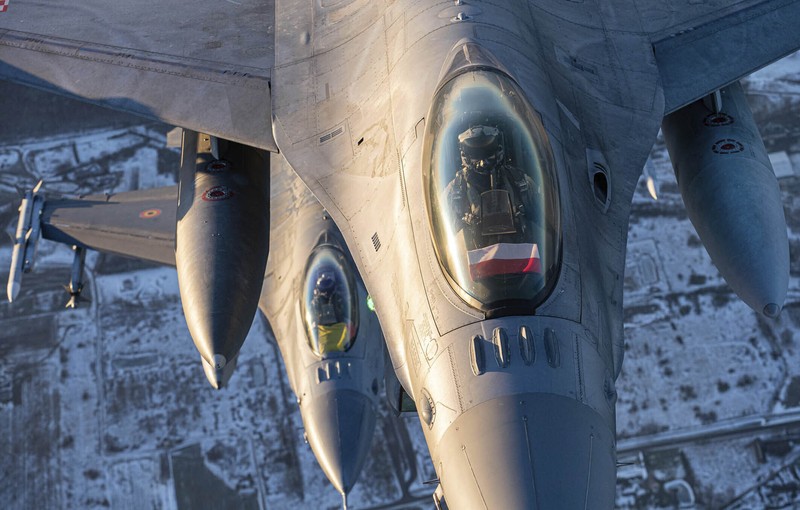 Jet tempur F-16 Angkatan Udara Belgia yang berpartisipasi dalam Misi Udara Baltik NATO beroperasi di wilayah udara Lithuania In this photo provided by Lithuanian Ministry of National Defense, Belgium Air Force F-16 fighter jet participating in NATO's Baltic Air Policing Mission, operates in Lithuanian airspace, Tuesday, Jan. 25, 2022. The NATO defence alliance on Monday said it was dispatching additional fighter jets and ships to Eastern Europe amid tensions with Russia. (Lithuanian Ministry of National Defense via AP)