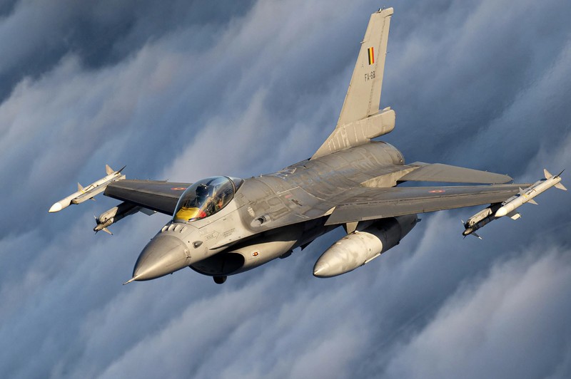 Jet tempur F-16 Angkatan Udara Belgia yang berpartisipasi dalam Misi Udara Baltik NATO beroperasi di wilayah udara Lithuania In this photo provided by Lithuanian Ministry of National Defense, Belgium Air Force F-16 fighter jet participating in NATO's Baltic Air Policing Mission, operates in Lithuanian airspace, Tuesday, Jan. 25, 2022. The NATO defence alliance on Monday said it was dispatching additional fighter jets and ships to Eastern Europe amid tensions with Russia. (Lithuanian Ministry of National Defense via AP)