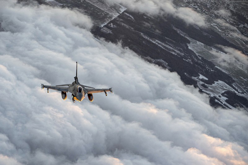 Jet tempur F-16 Angkatan Udara Belgia yang berpartisipasi dalam Misi Udara Baltik NATO beroperasi di wilayah udara Lithuania In this photo provided by Lithuanian Ministry of National Defense, Belgium Air Force F-16 fighter jet participating in NATO's Baltic Air Policing Mission, operates in Lithuanian airspace, Tuesday, Jan. 25, 2022. The NATO defence alliance on Monday said it was dispatching additional fighter jets and ships to Eastern Europe amid tensions with Russia. (Lithuanian Ministry of National Defense via AP)