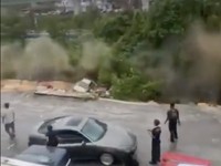 Viral Malaysia Longsor: Jalanan Retak, Mobil Sampai 