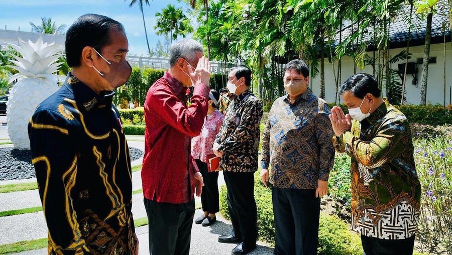Menteri Pertahanan (Menhan) Prabowo Subiantom endampingi Presiden RI Joko Widodo dalam Leaders’ Retreat Indonesia-Singapura dengan Perdana Menteri Singapura Lee Hsien Loong di Kabupaten Bintan, Provinsi Kepulauan Riau, Selasa (25/1). (Foto; BPMI Setpres)