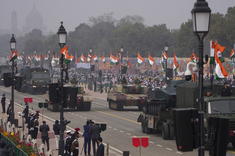 Parade Hari Republik india Divisi lapis baja tentara India berbaris melalui jalan raya Rajpath selama perayaan Hari Republik India ke-73 di New Delhi, India, Rabu (26/1/2022). Hari itu menandai peringatan adopsi konstitusi negara pada tahun 1950. (AP Photo/Manish Swarup)