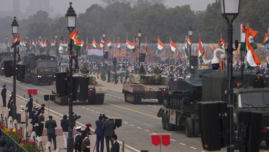 Divisi lapis baja tentara India berbaris melalui jalan raya Rajpath selama perayaan Hari Republik India ke-73 di New Delhi, India, Rabu (26/1/2022). Hari itu menandai peringatan adopsi konstitusi negara pada tahun 1950. (AP Photo/Manish Swarup)